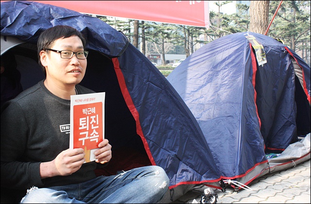 '박근혜 퇴진' 피켓을 들고 있는 이민우씨(2016.12.5) / 사진.평화뉴스 김영화 기자