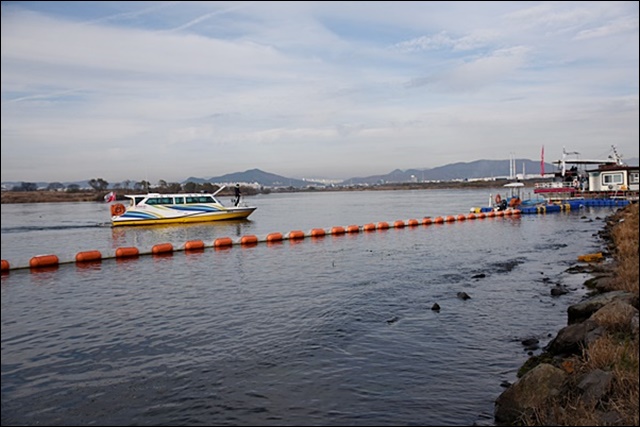 유람선이 강변에 정박하려는 모습 ⓒ 정수근