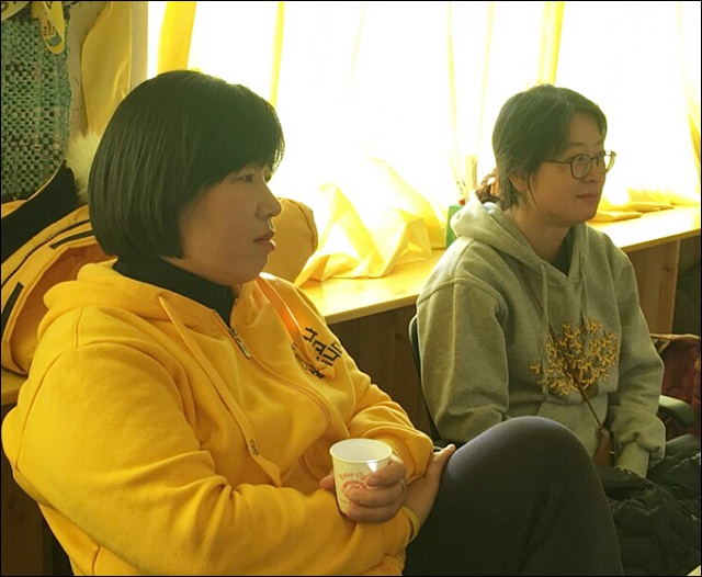 (왼쪽)인터뷰 중인 박유신 어머니 / 사진 제공.세월호참사대구대책위
