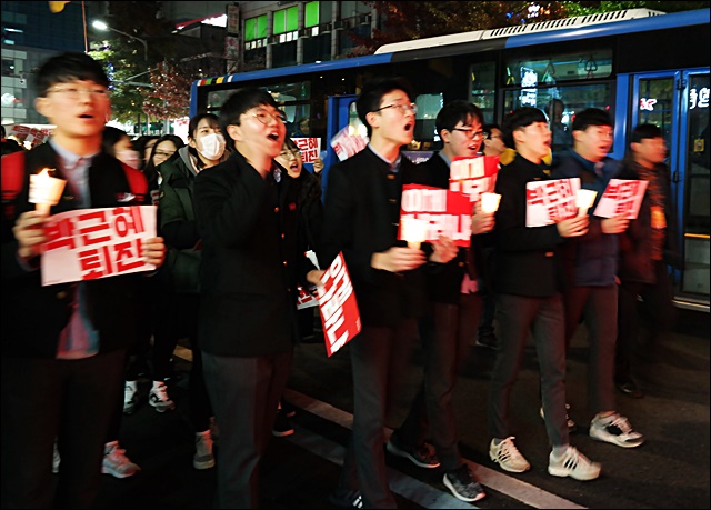 '박근혜 퇴진'을 외치며 행진하는 대구 고등학생들(2016.11.26) / 사진.평화뉴스 김지연 기자