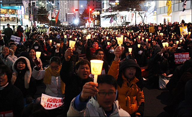 탄핵 가결 후 첫 시국대회에 참석한 촛불 시민들(2016.12.10.교보문고 앞) / 사진.평화뉴스 김영화 기자