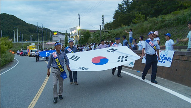 '사드 철회'를 촉구하며 평화 행진을 벌이는 성주 주민들 / 자료 제공.대구MBC
