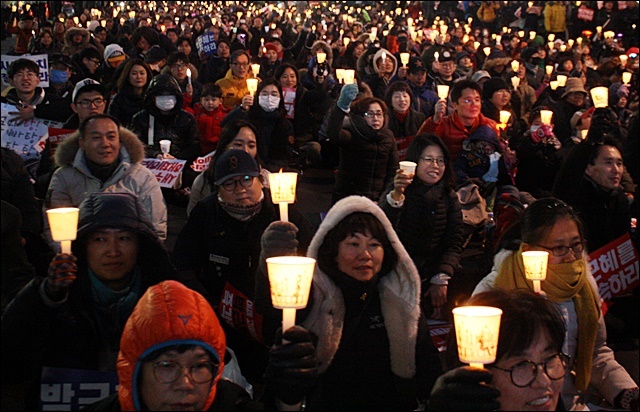 탄핵 가결 후에도 시민들은 광장에서 촛불을 들었다(2016.12.10.국채보상로) / 사진.평화뉴스 김영화 기자