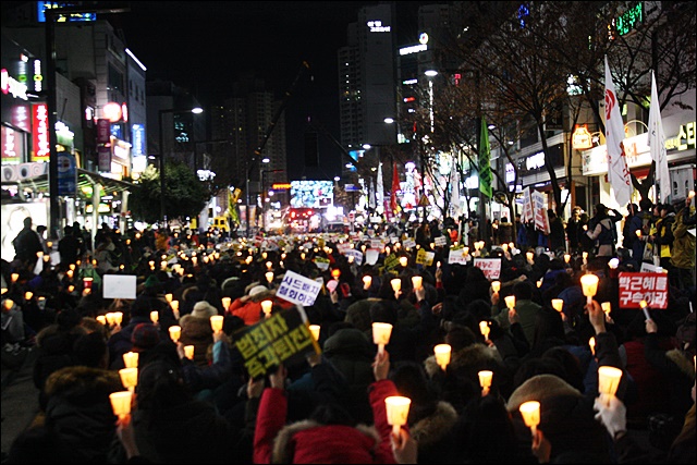 7차 시국대회에서 촛불을 든 4천여명의 대구 시민들(2016.12.17.중앙로) / 사진.평화뉴스 김영하 기자