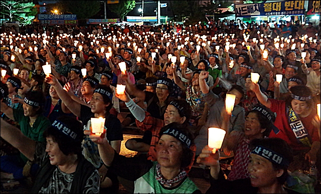 성주군청 앞 사드배치 반대 촛불을 든 성주 주민들(2016.7.28) / 사진.평화뉴스 김지연 기자