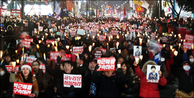 대구 시민 3천여명이 촛불을 들고 박근혜 대통령 즉각 퇴진을 촉구하고 있다(2016.12.24.중앙로 대중교통전용지구) / 사진.평화뉴스 김지연 기자