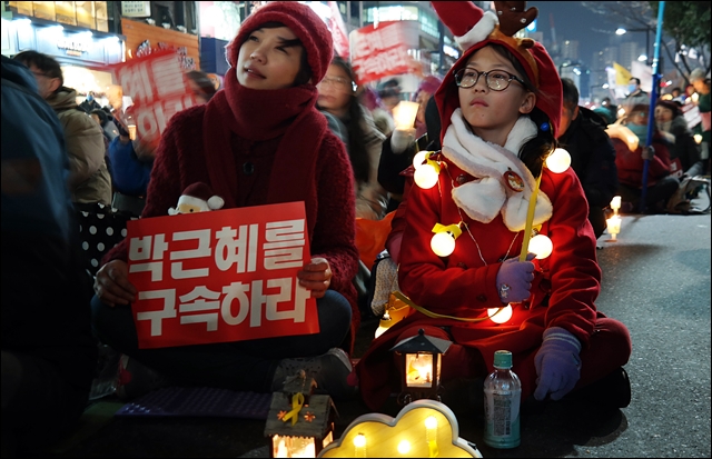 산타옷을 입고 시국대회에 참여한 시민(2016.12.24) / 사진.평화뉴스 김지연 기자