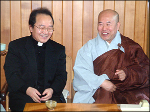 25일 성탄절 미사에 앞서 범어성당 원유술 주임신부와 동화사 주지 지성스님이 차를 마시며 담소를 나누고 있다.(2003.12.25 범어성당 사제관) / 사진. 평화뉴스 유지웅 기자