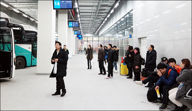 동대구복합환승센터에서 버스를 기다리는 시민들(2017.1.1) / 사진.평화뉴스 김지연 기자
