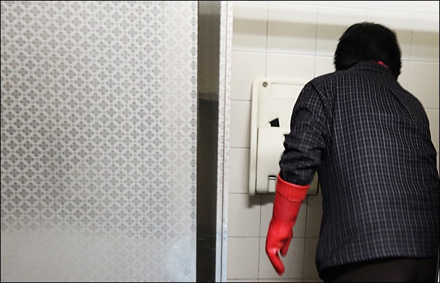 대구지하철 2호선 수성구청역 화장실을 청소하는 노동자(2017.1.5) / 사진.평화뉴스 김지연 기자