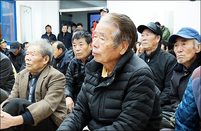 이장의 설명을 듣고 있는 문명1리 주민들(2017.1.5) / 사진.평화뉴스 김지연 기자