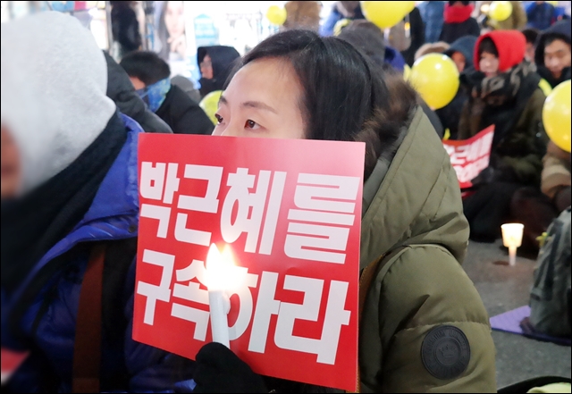 박근혜 구속 촉구 피켓과 LED촛불을 든 시민(2017.1.14) / 사진.평화뉴스 김지연 기자