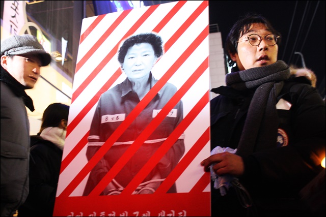 박근혜 대통령 생가터에 설치 된 '가짜 대통령' 표지판(2017.1.21) / 사진.평화뉴스 김영화 기자