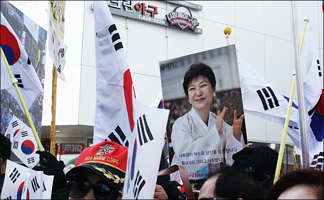 박근혜 대통령 사진을 든 박사모 회원(2017.1.26.대백 앞) / 사진.평화뉴스 김영화 기자