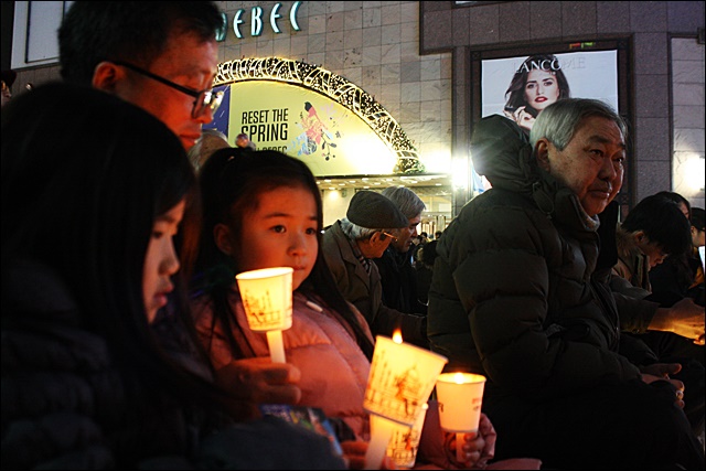 아이들과 어르신들이 함께 촛불을 들고 "적폐청산"을 외쳤다(2017.2.4) / 사진.평화뉴스 김영화 기자