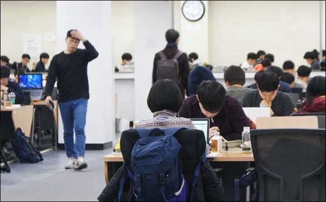 나른한 오후에도 열람실을 가득 메운 학생들(2017.2.14) / 사진.평화뉴스 윤명은 인턴기자