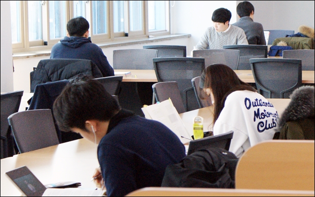 학생들 대부분이 공무원 시험을 준비하고 있었다(2017.2.14) / 사진.평화뉴스 윤명은 인턴기자