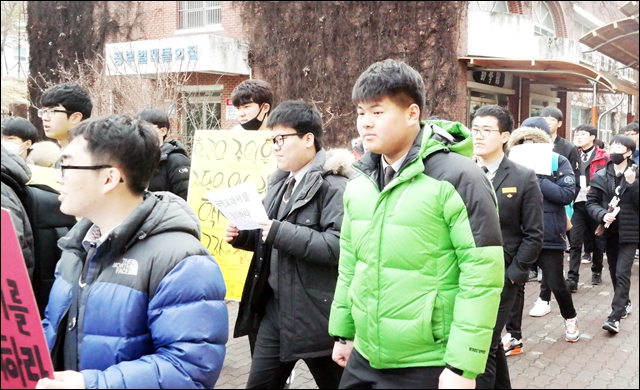 구호를 외치며 교내 행진 중인 학생들(2017.2.20) / 사진.평화뉴스 김지연 기자