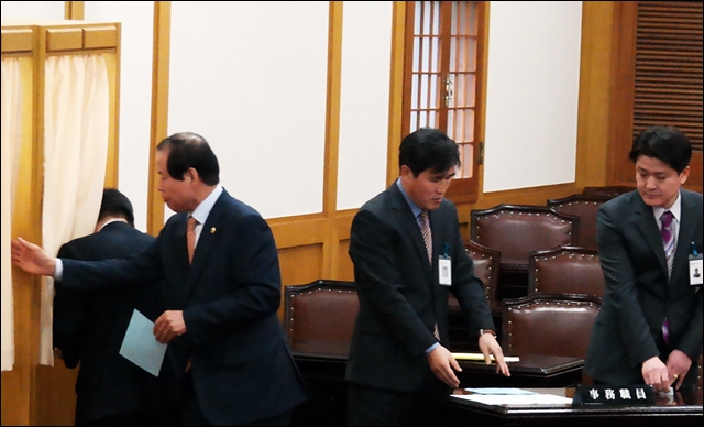무기명 투표 중인 대구시의원들(2017.2.22) / 사진.평화뉴스 김지연 기자