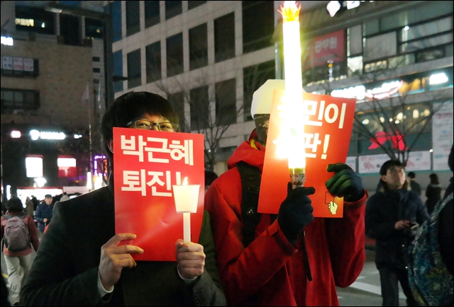 대형LED 촛불과 '퇴장'을 의미하는 레드카드를 든 시민들(2017.2.25) / 사진.평화뉴스 김지연 기자