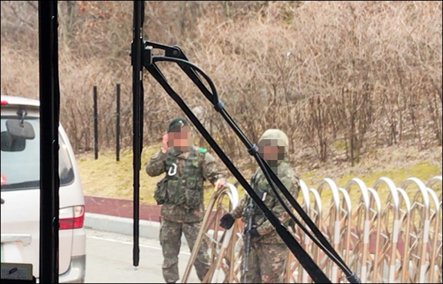 골프장 입구에서 드나드는 차량을 검문하는 군인들(2017.3.1) / 사진.평화뉴스 김지연 기자