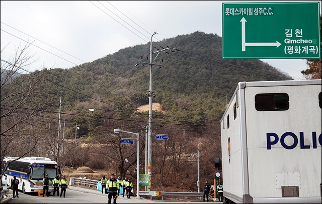 주민들의 통행이 제한된 골프장 앞 삼거리(2017.3.2) / 사진.평화뉴스 김지연 기자