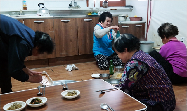 마을을 찾은 손님들에게 식사를 대접하려는 어르신들(2017.3.2) / 사진.평화뉴스 김지연 기자