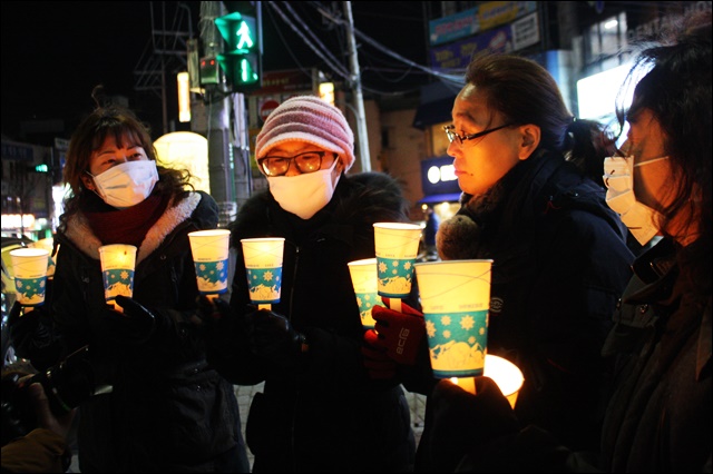 문명고 학부모들이 거리에서 '국정화 철회' 첫 촛불을 들었다(2017.3.2.경산오거리) / 사진.평화뉴스 김영화 기자