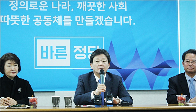 (왼쪽부터)권은희 전 의원, 유승민 의원, 유성걸 전 의원(2017.3.3) / 사진.평화뉴스 김영화 기자