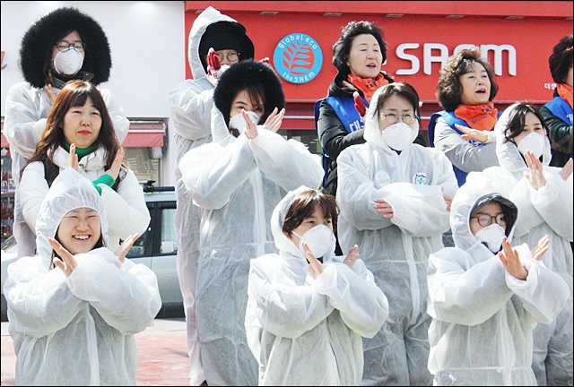 '핵을 반대합니다~' 탈핵송을 부르는 시민들(2017.3.7) / 사진.평화뉴스 김영화 기자