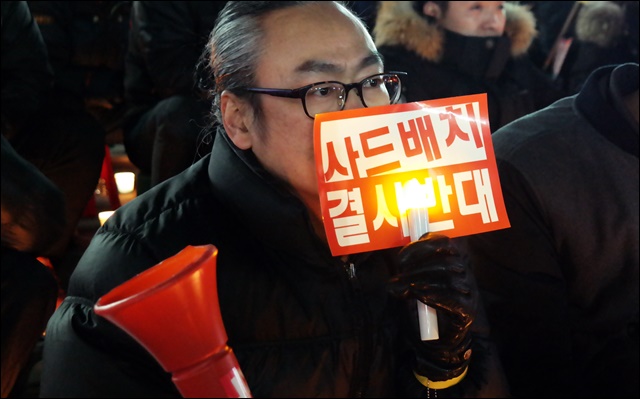 사드반대 피켓과 촛불을 들고 있는 집회 참가자(2017.3.8) / 사진.평화뉴스 김지연 기자