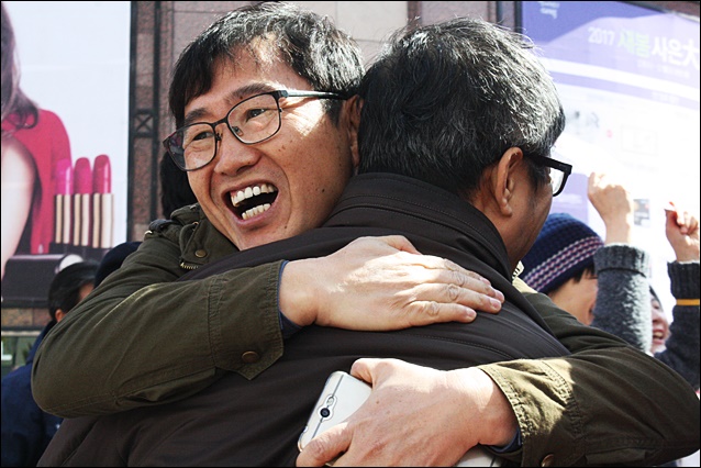 포옹을 하며 기뻐하는 대구 시민들(2017.3.10) / 사진.평화뉴스 김영화 기자