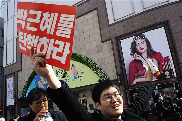 박근혜를 탄핵하라 피켓을 들고 함성을 지르는 시민(2017.3.10) / 사진.평화뉴스 김영화 기자