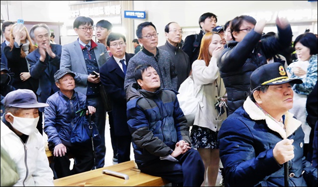 헌재의 만장일치 탄핵 결정에 박수를 치며 환호하는 시민들(2017.3.10) / 사진.평화뉴스 김지연 기자