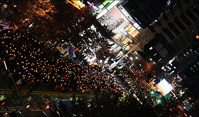 중앙로에서 국채보상로까지 행진하는 대구 촛불의 행렬(2016.12.10) / 사진.평화뉴스 김영화 기자
