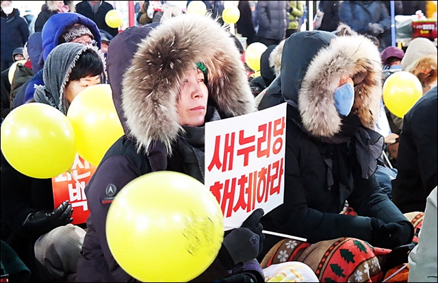 11차 집회에서 노란풍선을 들고 촛불을 켠 시민들(2017.1.14) / 평화뉴스 김지연 기자
