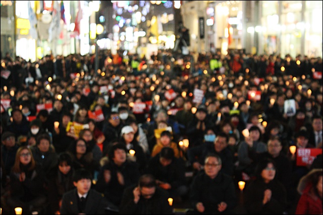 13차 촛불이 일렁이는 동성로 대백 앞(2017.2.4) / 사진.평화뉴스 김영화 기자