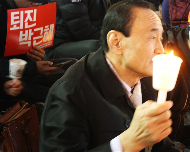 한 어르신이 촛불을 들고 시국대회에서 구호를 외치고 있다(2017.2.4) / 사진.평화뉴스 김영화 기자