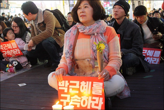 '박근혜를 구속하라' 피켓을 들고 촛불을 밝힌 시민(2017.3.11) / 사진.평화뉴스 김영화 기자