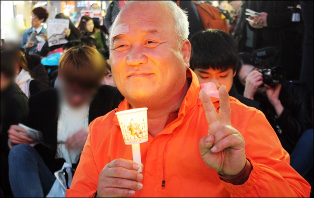 박근혜 파면 후 마지막 대구 촛불집회에 참석한 한 어르신(2017.3.11) / 사진.평화뉴스 김영화 기자