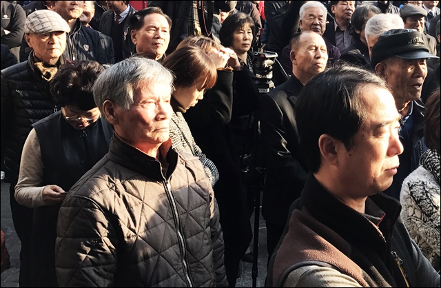 김관용 지사의 발언을 지켜보는 대구시민들(2017.3.14) / 사진.평화뉴스 김지연 기자