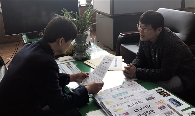 (왼쪽)청년들의 민원을 전달받은 지역 사무실 관계자(2017.3.17) / 사진.평화뉴스 김지연 기자