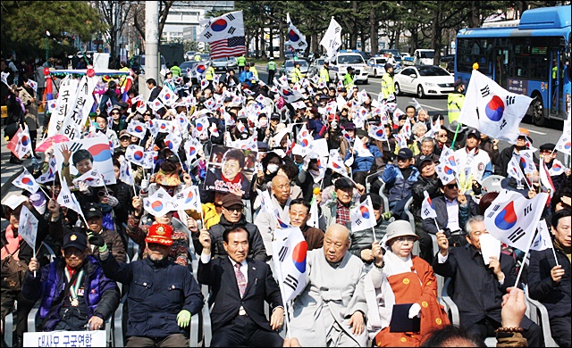 탄핵 인용 후 처음 대구에서 열린 친박단체 집회에 2백여명이 모였다(2017.3.17) / 사진.평화뉴스 김영화 기자