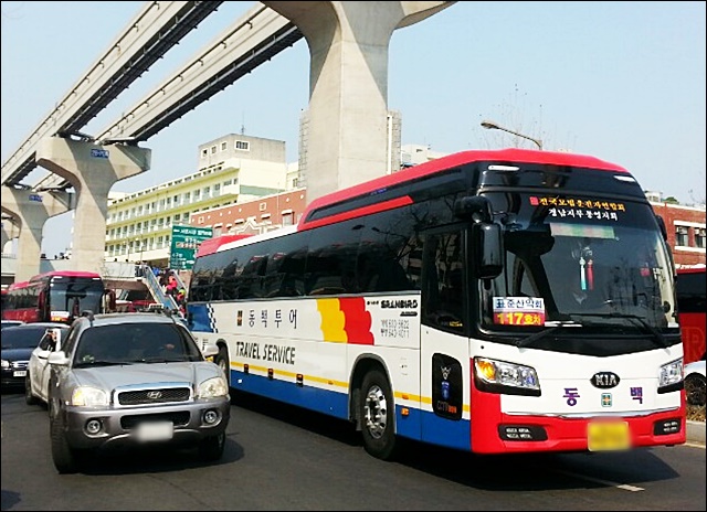 경남에서 온 홍 지사 지지자들 버스(2017.3.18.서문시장 앞 도로) / 사진.평화뉴스 김영화 기자