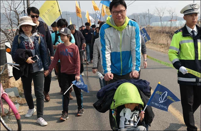 가족들과 함께 사드반대 행진에 참여한 이들(2017.3.18.성주군 초전면) / 사진.평화뉴스 김지연 기자