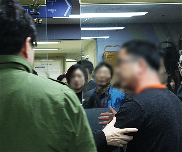 김 의원 지지자들로 장사를 방해 받은 한 상인이 항의 중이다(2017.3.20) / 사진.평화뉴스 김영화 기자