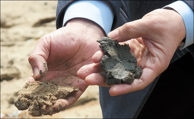 사문진교 아래서 발견된 모래와 검은 뻘(2017.3.27) / 사진.평화뉴스 김지연 기자