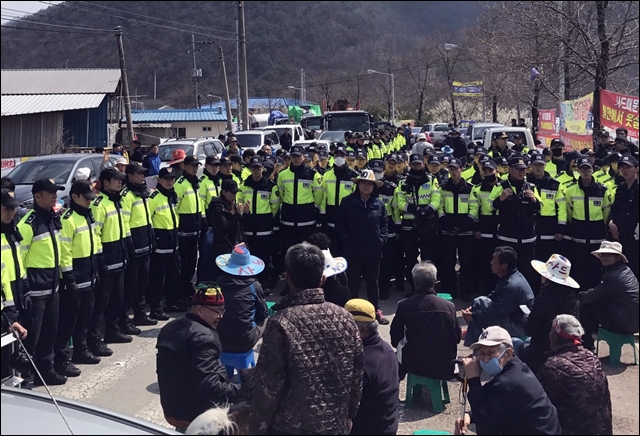 트럭 철수를 촉구하는 주민들을 둘러싼 경찰(2017.3.29.성주군 초전면) / 사진.평화뉴스 김지연 기자