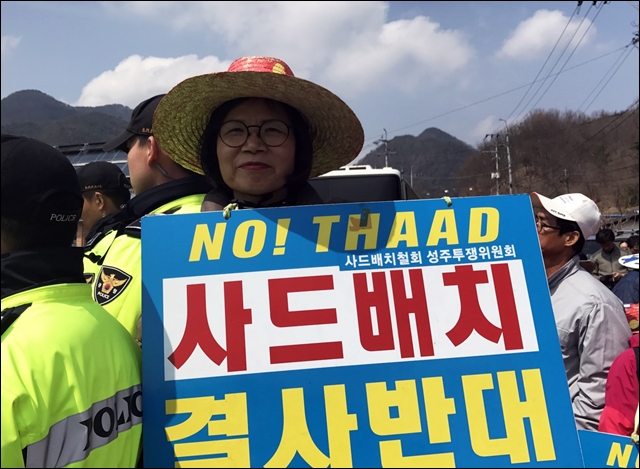 '사드배치 결사반대' 피켓을 든 성주 주민(2017.3.29) / 사진.평화뉴스 김지연 기자
