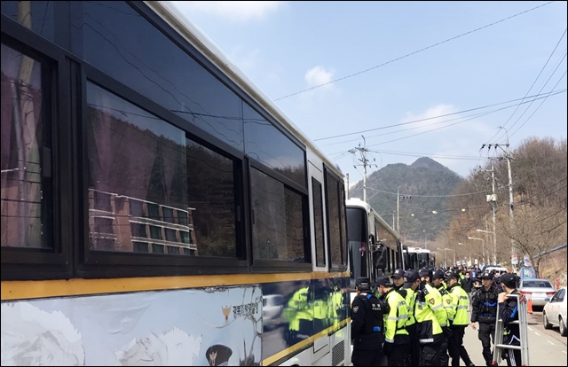 마을회관 앞에서 내린 경찰버스(2017.3.29) / 사진.평화뉴스 김지연 기자
